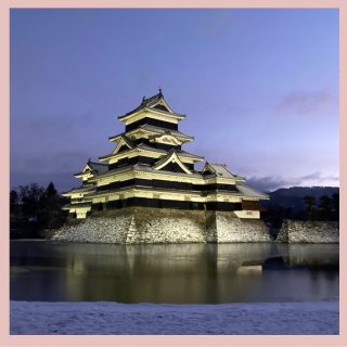 ［今日の彩り］  最近朝少し早起きしてランニングを始めました
🏃‍♀️  写真は、朝の松本城。
極寒の早朝、うっすら雪が降って、
雪化粧の松本城と朝焼けの少し明るくなってきた
藍色の空の絶妙な色合い、
風景がとっても素敵でした。  黒と白のコントラストが特徴の松本城。
普段近くでいつも見ていても、
空の印象で見え方が変わるところが
魅力です。  そんな
朝の風景から感じた色をメイクに💄  目元に藍色とモーブピンク。  目尻から縦割りで入れると
目元が締まりお空のようなグラデーションに。  .  1月最終日の今日。  極寒の中ですが、この寒さを明けたら芽吹いてくる草花と出逢える季節を楽しみに・・💐  今月もお客様との出逢い、
友人に感謝を込めて・・  ......  #ポールアンドジョーアイカラーデュオ04
#プレストブラッシュ07
#スパークリングアイカラー02
#エレガンスファインラスティングジェルアイライナーBR10
#エレガンスブリリアントルージュビジュー12  ......  #今日の彩り
#メイクレッスン　
#化粧生活
#メイク大好き　
#makeup
#毎日のメイク
#cosmetics
#コスメ　
#国宝松本城